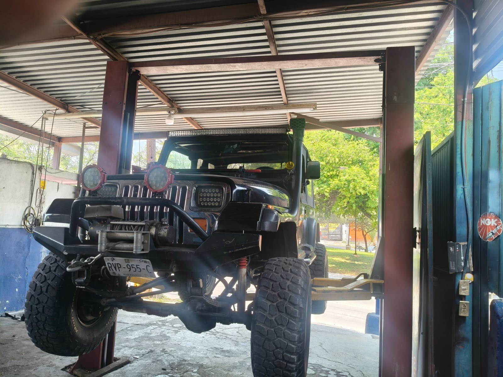 Camioneta elevada en la rampa