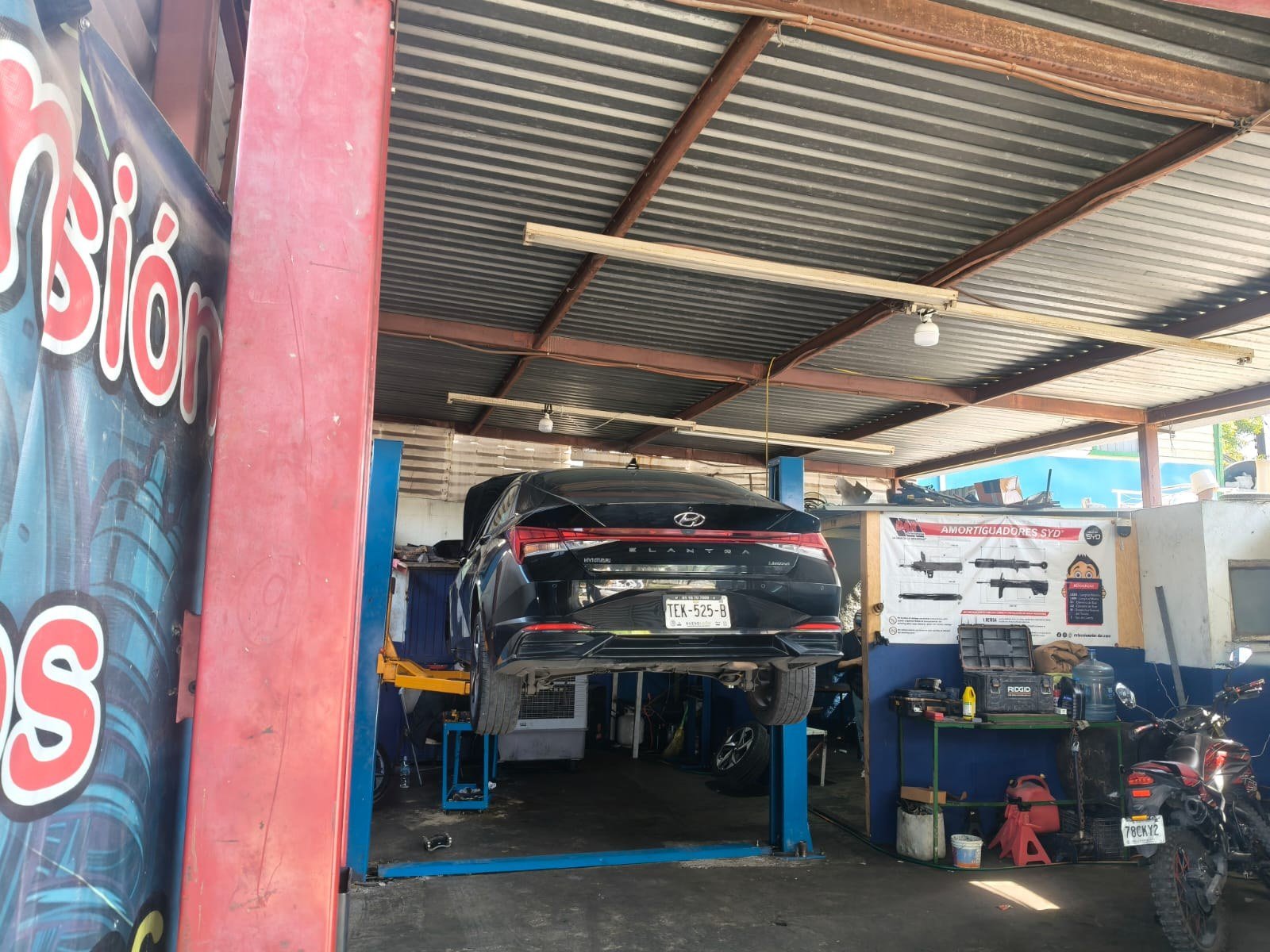 Auto en rampa del taller Elizondo