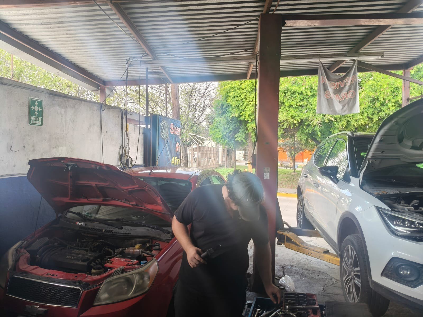 Mecánico revisando un auto
