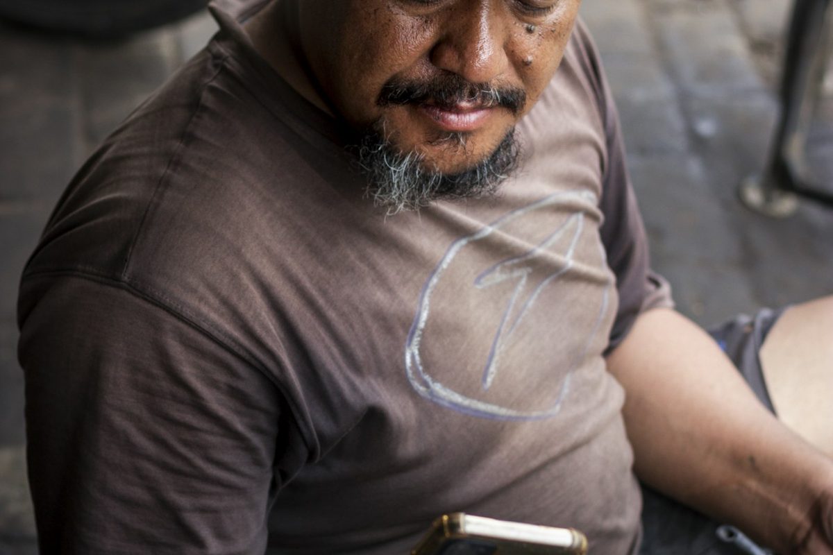 Mecánico revisando su celular